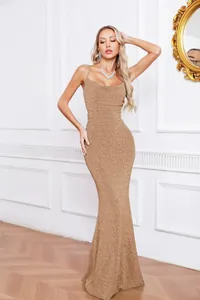 Vue complète d'une élégante robe longue à bretelles marron avec une texture chatoyante
