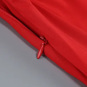 Vista detallada de la cremallera roja invisible en un vestido entallado de moda