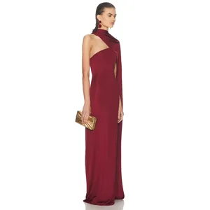 Elegante vestido de noche granate de un solo hombro con abertura y corte entallado largo.