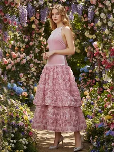 Elegante abito rosa stile francese con gonna a balze e dettagli in pizzo rosa 3D