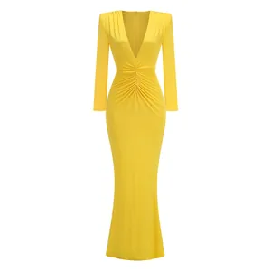 Vista frontal de elegante vestido maxi amarillo de manga larga con escote en V y pliegues