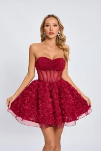 Detalle del corsé de perlas y la textura de rosas 3D en el vestido de fiesta burdeos.