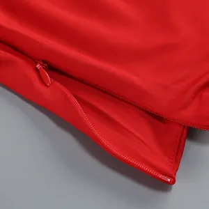Primer plano detallado de una cremallera invisible roja de alta calidad