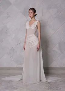 Vista completa de un vestido de noche sexy blanco transparente drapeado en modelo