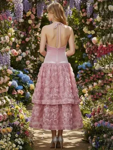 Vista posteriore di un abito rosa con scollo all'americana e gonna a rose 3D
