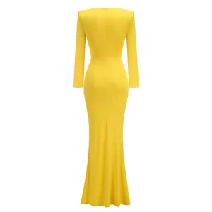Vista trasera de un elegante vestido de sirena amarillo de manga larga y entallado
