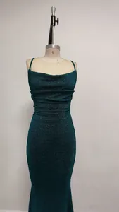 Élégante robe de soirée bleu canard métallisée à bretelles sur un mannequin de couture