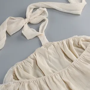 Dettaglio di un elegante abito a lupetto con texture in mesh e fiocco decorativo