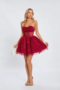 Vestido palabra de honor burdeos con corpiño de cuentas y falda de tul floral 3D