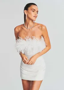 Elegante abito bustier bianco con paillettes e piume di struzzo di lusso per feste.