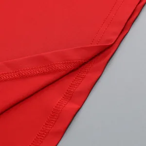 Primer plano detallado de las costuras de calidad en un vestido rojo para mujer.