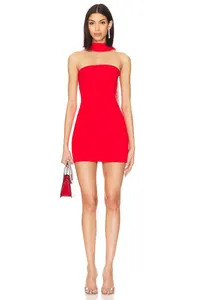 Vista detallada de un minivestido rojo sin tirantes con un accesorio de bufanda a juego
