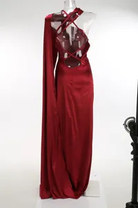 Detalle trasero de un vestido de noche rojo con tirantes cruzados