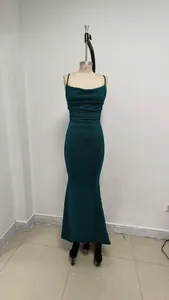 Robe longue sirène à paillettes vert émeraude avec bretelles fines pour soirée chic