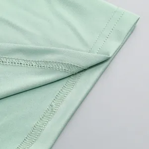 Primer plano de las costuras de alta calidad y la textura de un vestido de punto verde menta