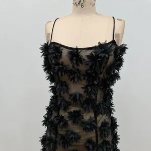 Elegante vestido negro de tirantes con flecos florali 3D para vacaciones de verano.