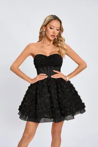 Elegante vestido mini negro palabra de honor con cuerpo de perlas y falda de flores 3D