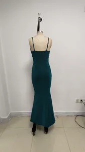 Vue arrière d'une robe de soirée sirène scintillante bleu sarcelle à bretelles