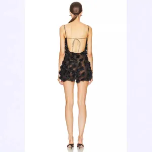 Vista trasera de un vestido negro sin espalda con aplicaciones florales para el verano