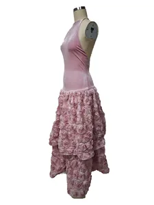 Dettaglio di un abito francese rosa con intricate decorazioni di rose 3D sulla gonna.