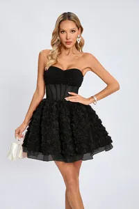 Primer plano de vestido de cóctel negro palabra de honor con flores 3D y corpiño