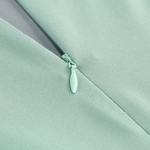 Primer plano de la cremallera invisible de alta calidad en vestido de noche verde menta.