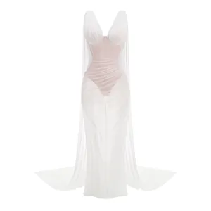 Vestido de noche blanco transparente con corpiño tipo corsé y hombros drapeados.