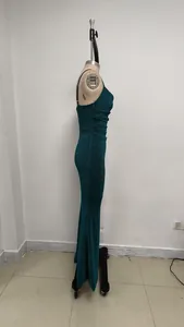 Vue latérale d'une robe de soirée sexy vert émeraude à paillettes sur un mannequin
