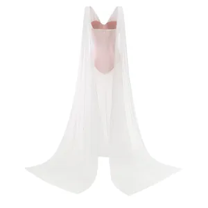Vista trasera de vestido de noche sexy rosa con largos drapeados de gasa blanca en hombros