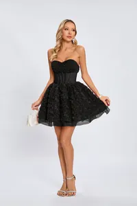 Detalle de cuerpo entero de vestido de cóctel negro palabra de honor con flores 3D