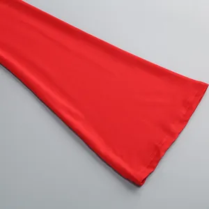 Detalle de la manga acampanada de un elegante vestido largo rojo ajustado para mujer.