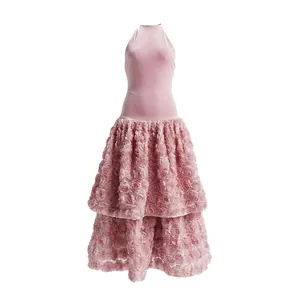 Elegante abito lungo rosa allacciato al collo con gonna a balze in pizzo rosa 3D