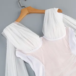 Primer plano detallado del corpiño de malla blanca en un elegante vestido de noche
