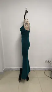 Profil d'une robe de soirée sirène métallisée sarcelle foncée sur un mannequin de couture
