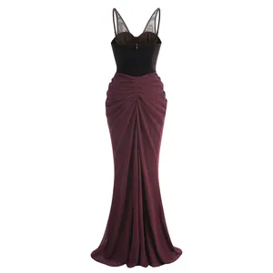 Vista trasera de un sexy vestido de noche negro y burdeos con falda de sirena plisada