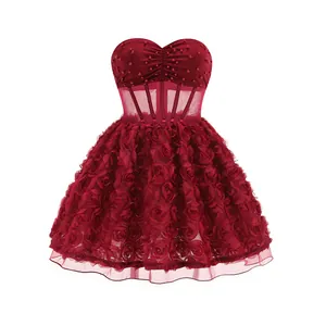 Detalle del vestido burdeos palabra de honor con corpiño de perlas y rosas 3D