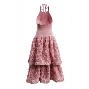 Dettaglio dell'abito halter rosa stile francese con pizzo rosa 3D.