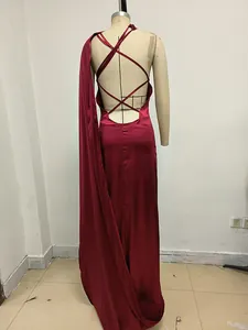 Vista trasera vestido de noche burdeos con espalda descubierta y tirantes cruzados