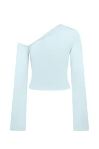 Detalle de un top corto azul claro de una sola manga y ajuste entallado para mujer