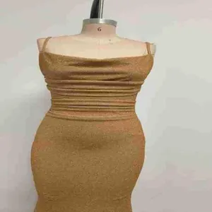 Détail d'une robe caraco dorée en lurex froncée montrant la texture et la taille
