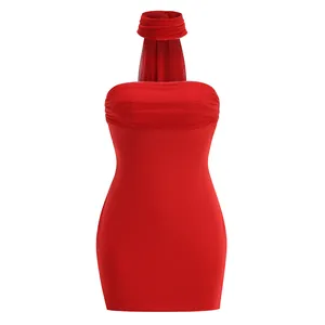 Elegante minivestido ajustado rojo con cuello halter y diseño de palabra de honor