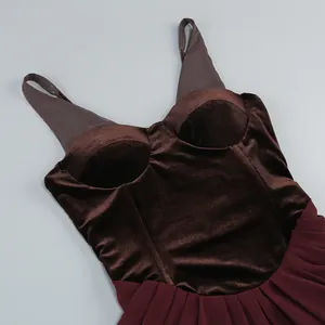 Primer plano del corpiño de terciopelo y la falda plisada de un vestido de noche granate