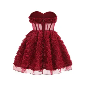 Detalle de minivestido palabra de honor rojo con elaboradas rosas 3D para fiestas