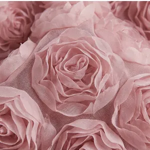 Primo piano di pizzo rosa con rose 3D che mostra la trama della rete e dei petali