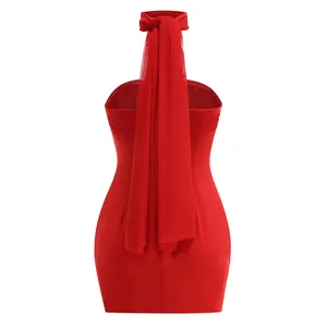 Vista trasera de vestido mini halter rojo elegante con detalle de cinta larga de gasa