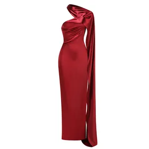 Elegante vestido de noche de satén burdeos con drapeado asimétrico y corte ajustado