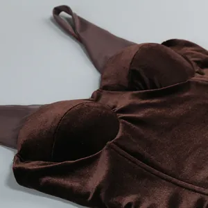 Primer plano de la zona del busto de un vestido de noche de terciopelo marrón