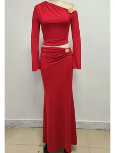 Elegante conjunto de vestido largo rojo de dos piezas con detalles florales en maniquí