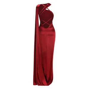 Elegante vestido de noche de satén rojo con espalda descubierta, tirantes cruzados y capa
