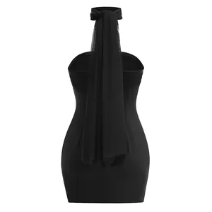 Vista trasera de un elegante vestido halter negro con un largo accesorio de malla
